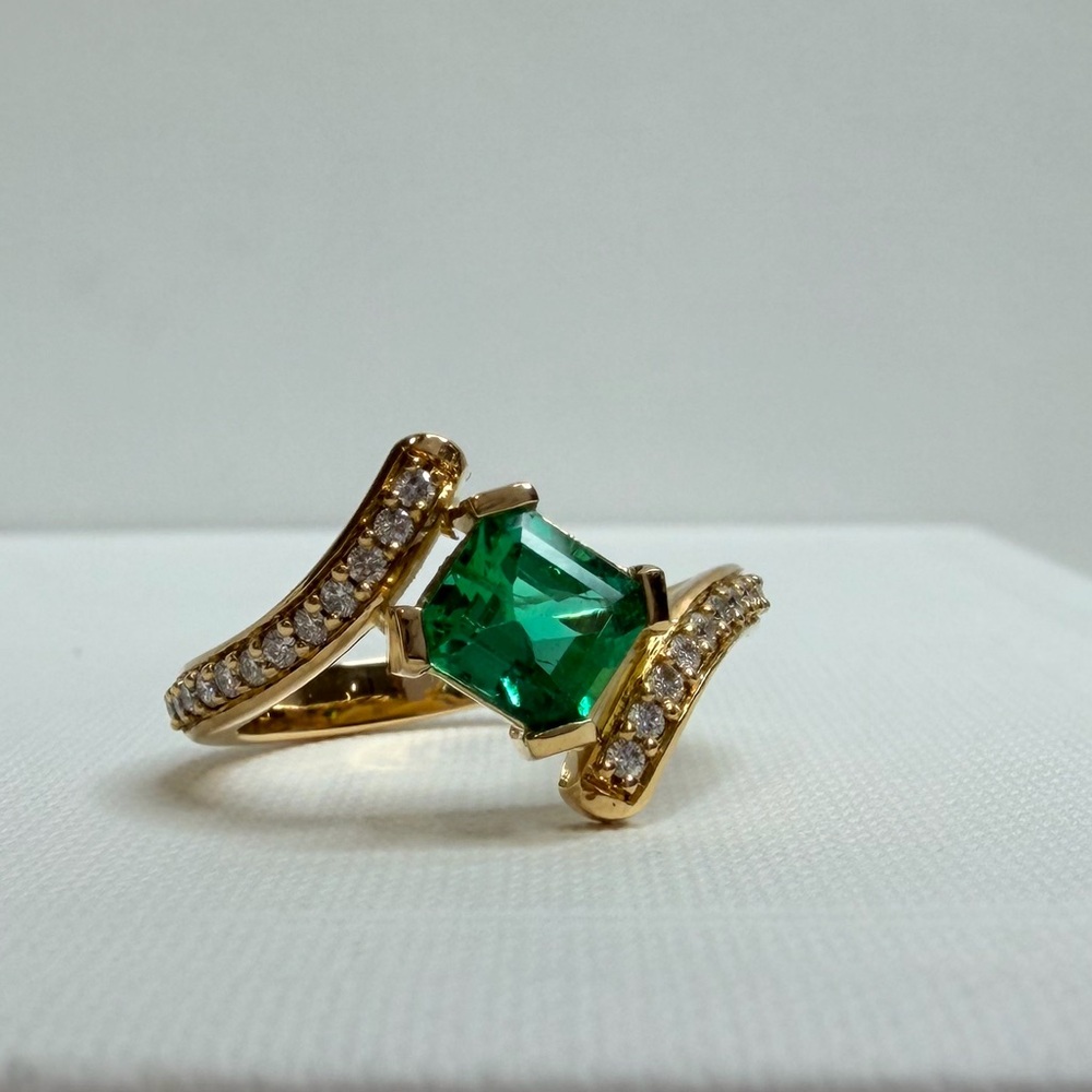 Colombian Emerald Luxury Ring w/ Diamonds | 18K Gold